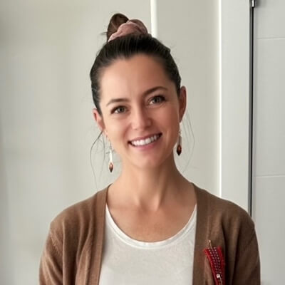 Linea Xaysana standing in front of a white wall